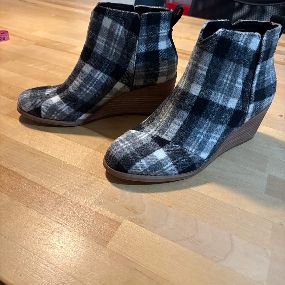 Toms Plaid Black and Gray Wedge Ankle Boots
